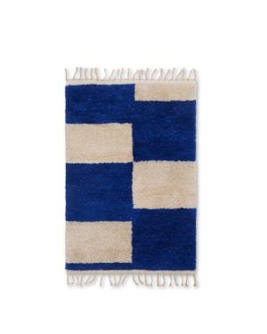 FERM LIVING - Tapis noué Mara - Bleu vif / blanc cassé